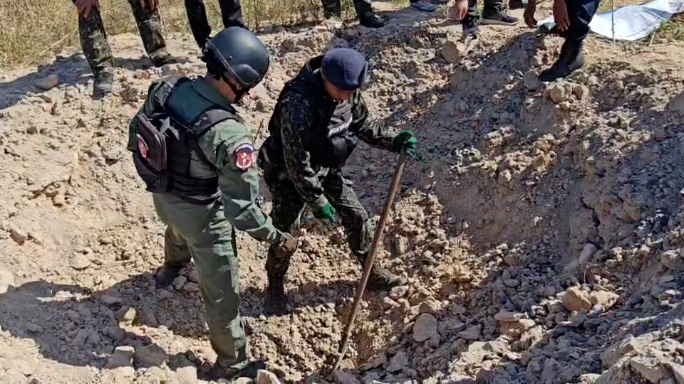 สุรินทร์- -ชาวบ้านรอดตายหวุดหวิด จากลูกกระสุน BM-21 ตกรอบบ้าน 13 ลูก ขณะที่ ชุด EOD ลงพื้นที่ตรวจสอบกระสุนพบ 47 ลูก ยังไม่ทำงาน อีก 2 ลูก