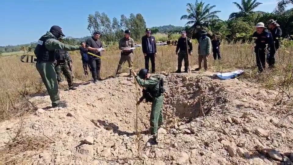 สุรินทร์- -ชาวบ้านรอดตายหวุดหวิด จากลูกกระสุน BM-21 ตกรอบบ้าน 13 ลูก ขณะที่ ชุด EOD ลงพื้นที่ตรวจสอบกระสุนพบ 47 ลูก ยังไม่ทำงาน อีก 2 ลูก