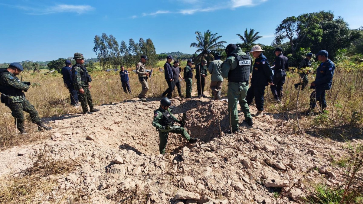 สุรินทร์- -ชาวบ้านรอดตายหวุดหวิด จากลูกกระสุน BM-21 ตกรอบบ้าน 13 ลูก ขณะที่ ชุด EOD ลงพื้นที่ตรวจสอบกระสุนพบ 47 ลูก ยังไม่ทำงาน อีก 2 ลูก