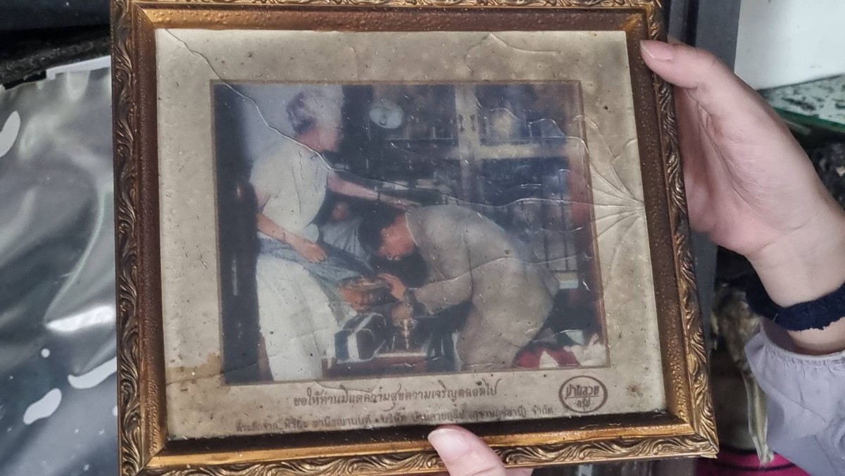 นนทบุรี ต่อข่าว อัศจรรย์ เพลิงไหม้ร้านค้าวอด 3 ห้อง แต่ภาพถ่ายในหลวง ร.9 ทรงก้มกราบ สมเด็จย่า กลับไม่ไหม้
