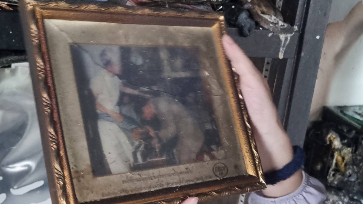 นนทบุรี ต่อข่าว อัศจรรย์ เพลิงไหม้ร้านค้าวอด 3 ห้อง แต่ภาพถ่ายในหลวง ร.9 ทรงก้มกราบ สมเด็จย่า กลับไม่ไหม้