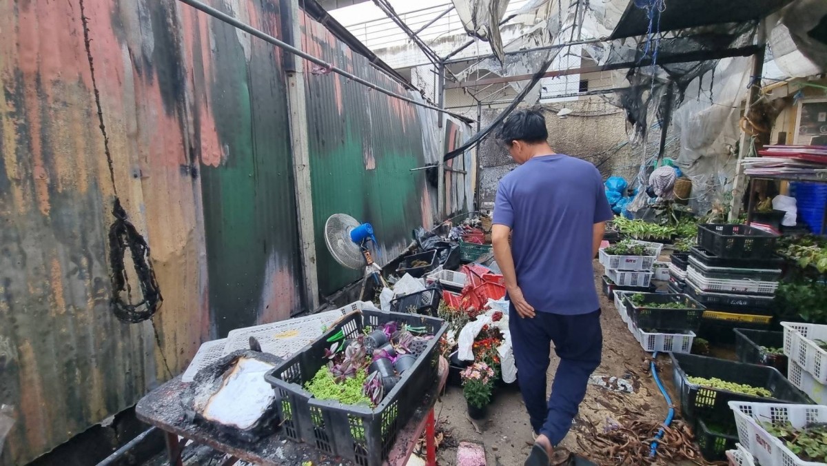 นนทบุรี ต่อข่าว อัศจรรย์ เพลิงไหม้ร้านค้าวอด 3 ห้อง แต่ภาพถ่ายในหลวง ร.9 ทรงก้มกราบ สมเด็จย่า กลับไม่ไหม้