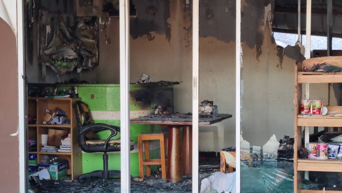 นนทบุรี ต่อข่าว อัศจรรย์ เพลิงไหม้ร้านค้าวอด 3 ห้อง แต่ภาพถ่ายในหลวง ร.9 ทรงก้มกราบ สมเด็จย่า กลับไม่ไหม้