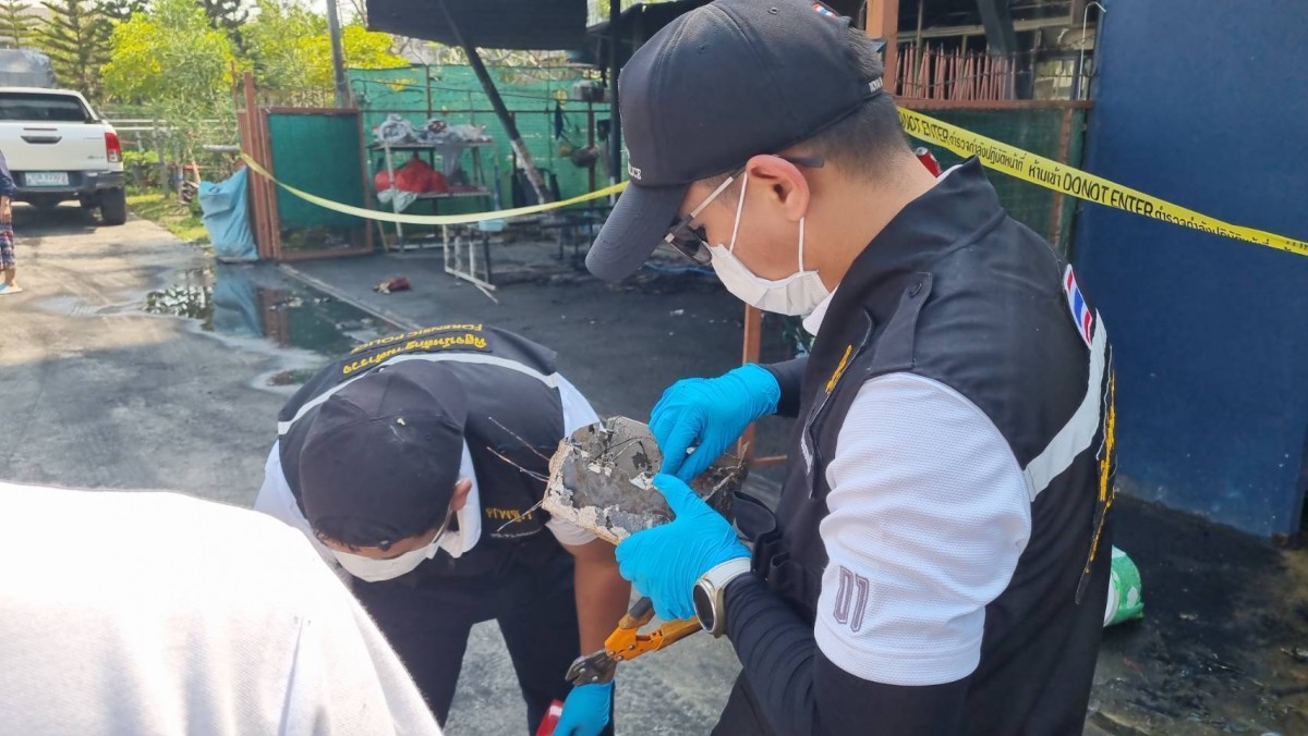 นนทบุรี ต่อข่าว อัศจรรย์ เพลิงไหม้ร้านค้าวอด 3 ห้อง แต่ภาพถ่ายในหลวง ร.9 ทรงก้มกราบ สมเด็จย่า กลับไม่ไหม้