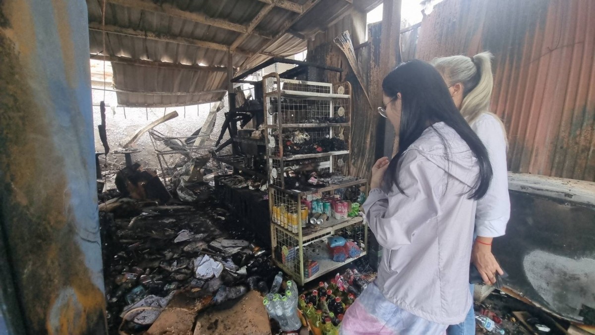 นนทบุรี ต่อข่าว อัศจรรย์ เพลิงไหม้ร้านค้าวอด 3 ห้อง แต่ภาพถ่ายในหลวง ร.9 ทรงก้มกราบ สมเด็จย่า กลับไม่ไหม้