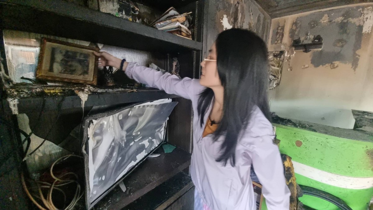 นนทบุรี ต่อข่าว อัศจรรย์ เพลิงไหม้ร้านค้าวอด 3 ห้อง แต่ภาพถ่ายในหลวง ร.9 ทรงก้มกราบ สมเด็จย่า กลับไม่ไหม้