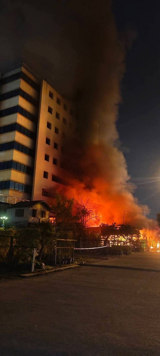 นนทบุรี ต่อข่าว อัศจรรย์ เพลิงไหม้ร้านค้าวอด 3 ห้อง แต่ภาพถ่ายในหลวง ร.9 ทรงก้มกราบ สมเด็จย่า กลับไม่ไหม้