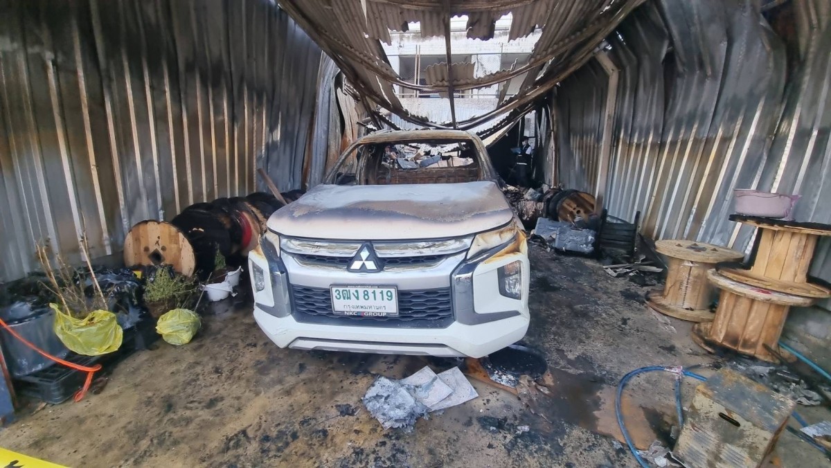 นนทบุรี ต่อข่าว อัศจรรย์ เพลิงไหม้ร้านค้าวอด 3 ห้อง แต่ภาพถ่ายในหลวง ร.9 ทรงก้มกราบ สมเด็จย่า กลับไม่ไหม้