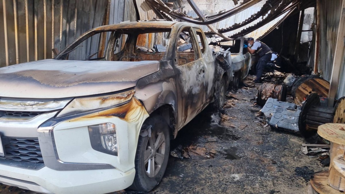 นนทบุรี ต่อข่าว อัศจรรย์ เพลิงไหม้ร้านค้าวอด 3 ห้อง แต่ภาพถ่ายในหลวง ร.9 ทรงก้มกราบ สมเด็จย่า กลับไม่ไหม้