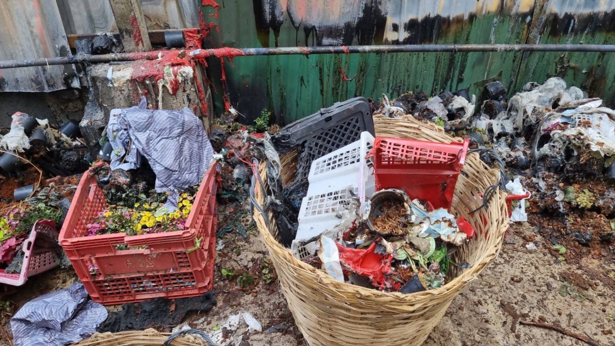 นนทบุรี ต่อข่าว อัศจรรย์ เพลิงไหม้ร้านค้าวอด 3 ห้อง แต่ภาพถ่ายในหลวง ร.9 ทรงก้มกราบ สมเด็จย่า กลับไม่ไหม้