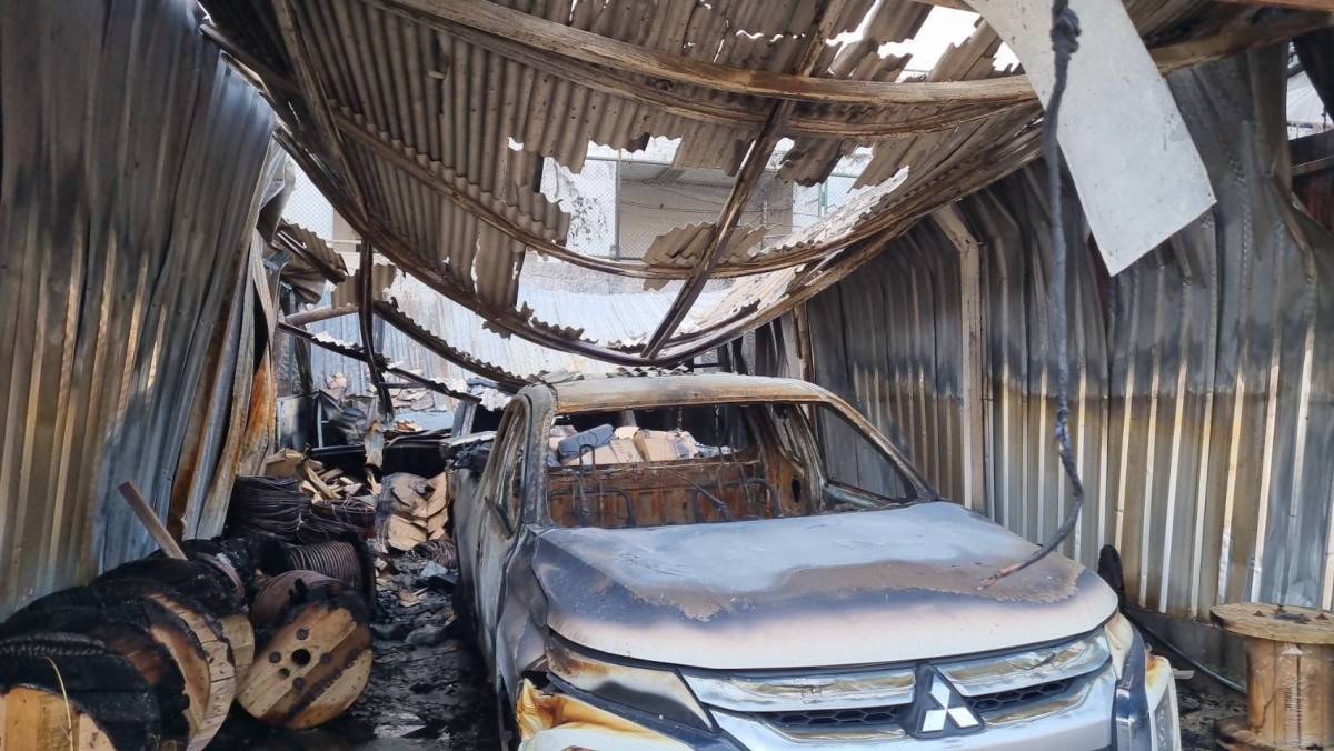 นนทบุรี ต่อข่าว อัศจรรย์ เพลิงไหม้ร้านค้าวอด 3 ห้อง แต่ภาพถ่ายในหลวง ร.9 ทรงก้มกราบ สมเด็จย่า กลับไม่ไหม้