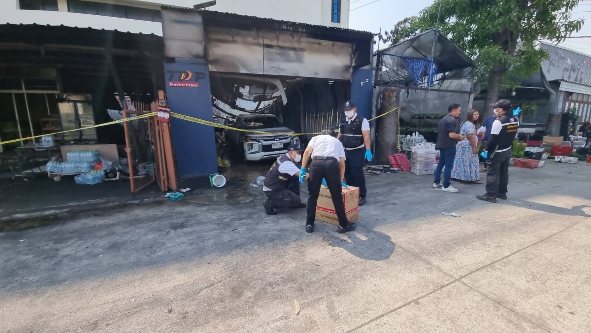 นนทบุรี ต่อข่าว อัศจรรย์ เพลิงไหม้ร้านค้าวอด 3 ห้อง แต่ภาพถ่ายในหลวง ร.9 ทรงก้มกราบ สมเด็จย่า กลับไม่ไหม้