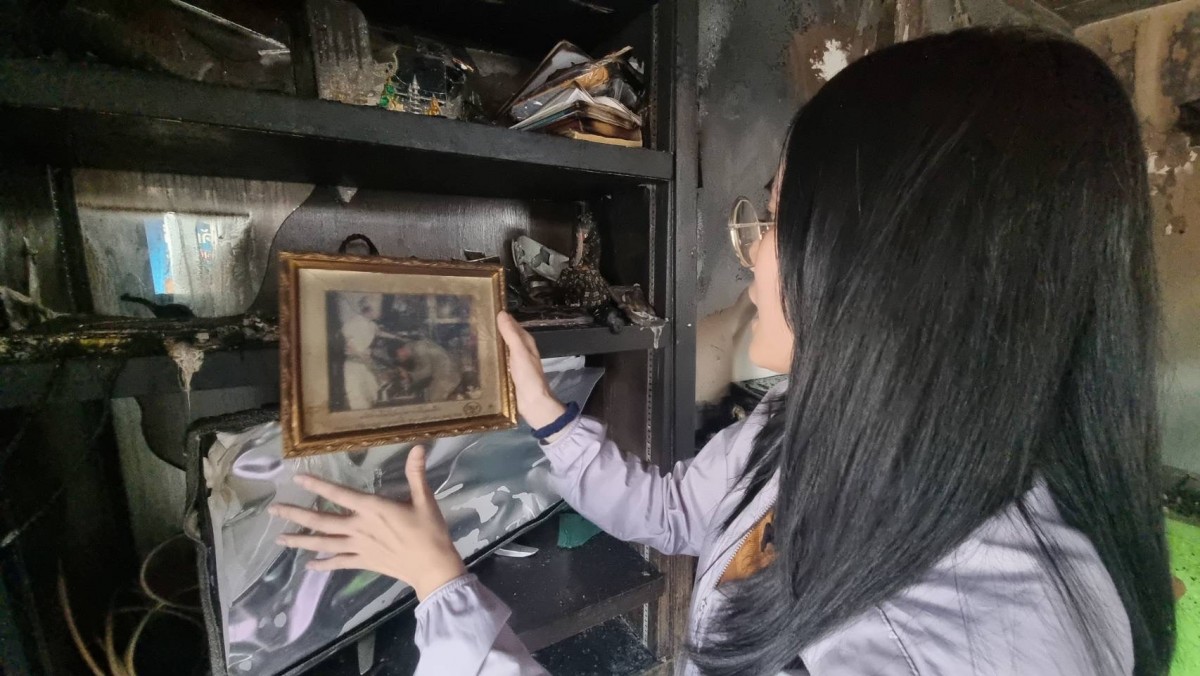 นนทบุรี ต่อข่าว อัศจรรย์ เพลิงไหม้ร้านค้าวอด 3 ห้อง แต่ภาพถ่ายในหลวง ร.9 ทรงก้มกราบ สมเด็จย่า กลับไม่ไหม้