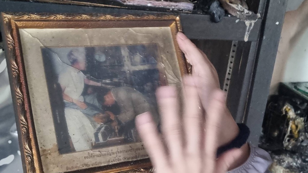 นนทบุรี ต่อข่าว อัศจรรย์ เพลิงไหม้ร้านค้าวอด 3 ห้อง แต่ภาพถ่ายในหลวง ร.9 ทรงก้มกราบ สมเด็จย่า กลับไม่ไหม้