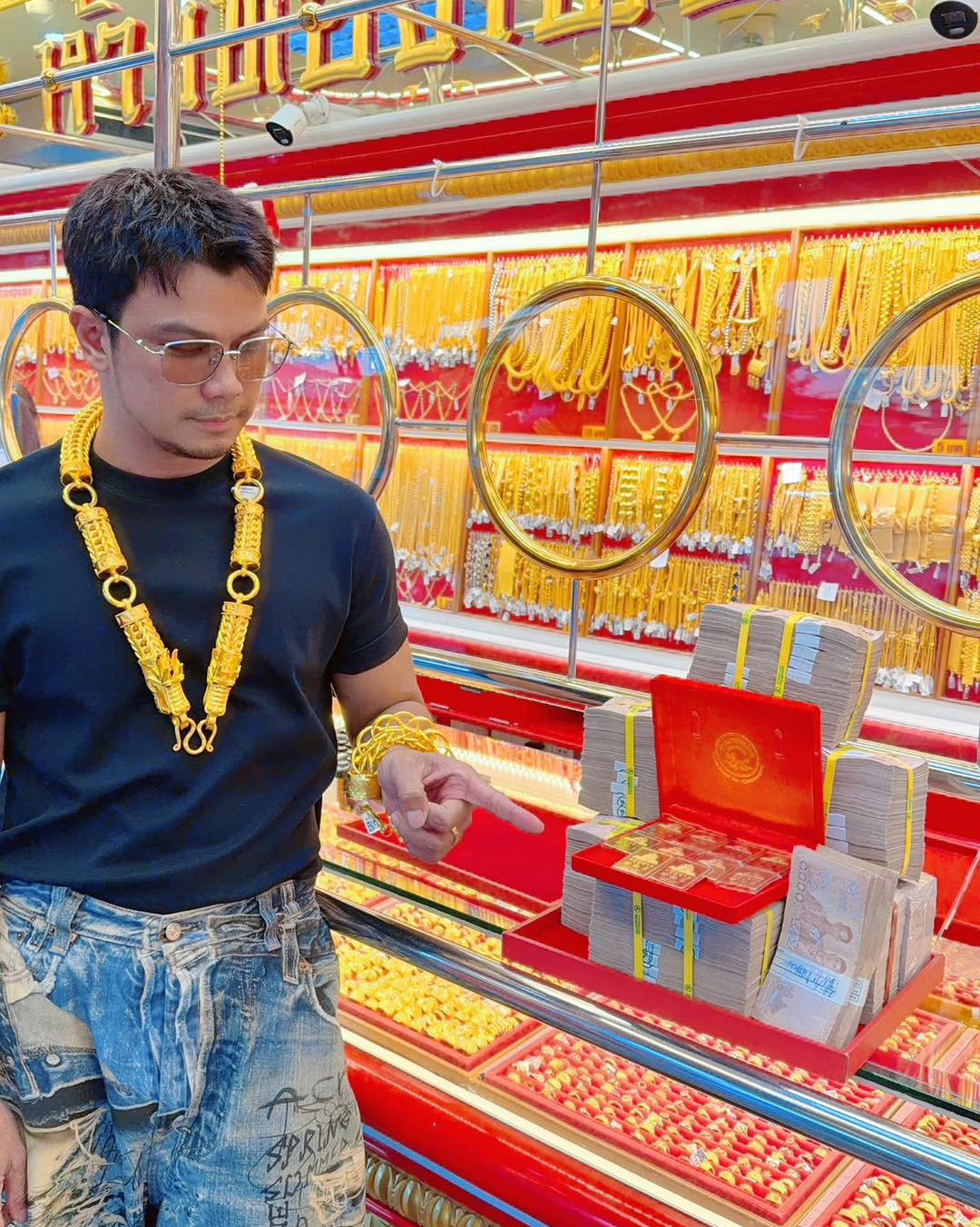 หนุ่ม กะลา