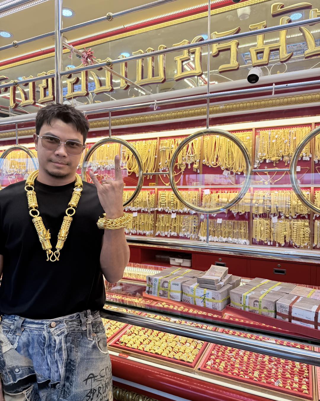 หนุ่ม กะลา