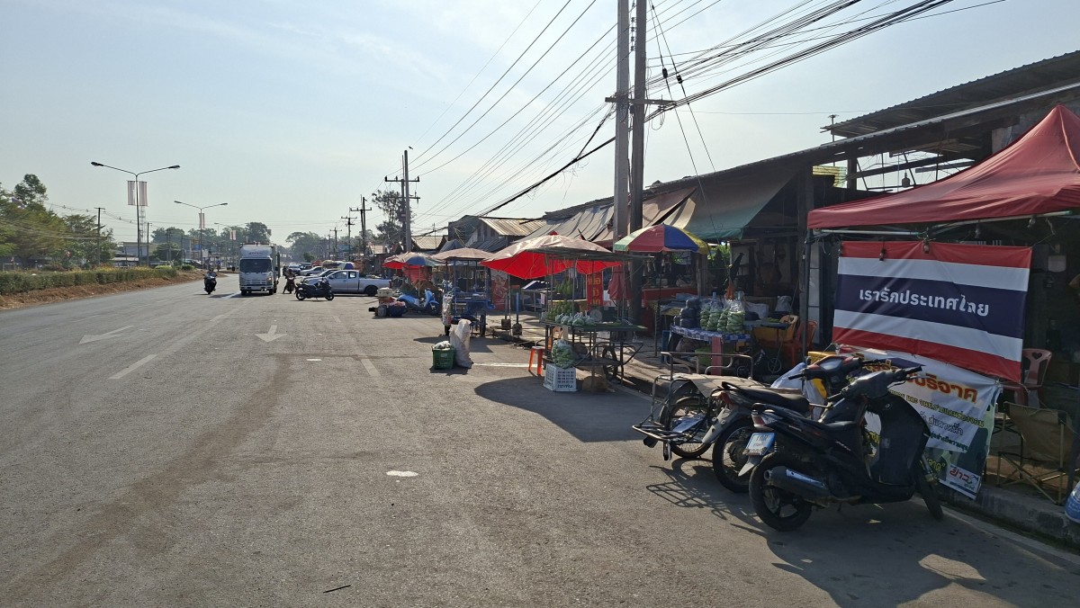 -- สุรินทร์- เสียงจากคนชายแดน ถึงรัฐบาลใหม่อนุทิน ให้จัดการปัญหาชายแดนให้จบโดยเร็ว สร้างกำแพง ปิดด่าน ราคามันสำปะหลังและข้าวไทยจะได้ราคาดี รวมทั้งเศรษฐกิจและปากท้อง และให้ทำตามที่พูดทุกนโยบายด้วย ชาวบ้านพร้อมอพยพรอบที่ 3 ขอเป็นครั้งสุดท้าย พบทหารเขมรเคลื่