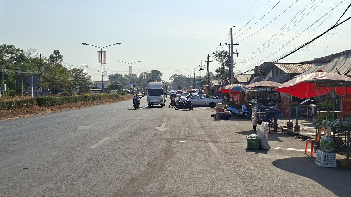 -- สุรินทร์- เสียงจากคนชายแดน ถึงรัฐบาลใหม่อนุทิน ให้จัดการปัญหาชายแดนให้จบโดยเร็ว สร้างกำแพง ปิดด่าน ราคามันสำปะหลังและข้าวไทยจะได้ราคาดี รวมทั้งเศรษฐกิจและปากท้อง และให้ทำตามที่พูดทุกนโยบายด้วย ชาวบ้านพร้อมอพยพรอบที่ 3 ขอเป็นครั้งสุดท้าย พบทหารเขมรเคลื่