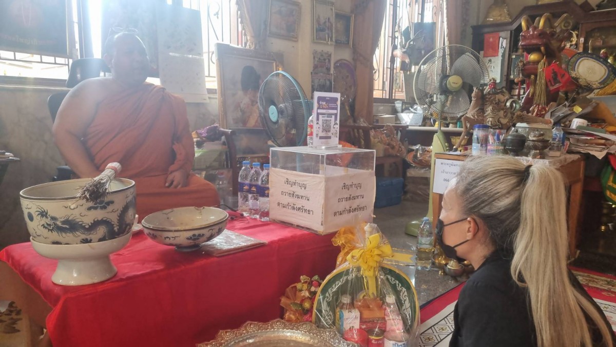 นนทบุรี คลิป วงการผ้าเหลืองฉาว เปิดศึกแย่งกันจะเอาภิกขุเป็นผัว จากกรณีผู้ใช้เฟซบุ๊กรายหนึ่ง โพสต์คลิป 2 สาวเปิดศึกปะทะคารม ปมสัมพันธ์เจ้าคณะตำบลบางขนุน เจ้าอาวาสวัดสักใหญ่ เหตุเกิดเมื่อวันศุกร์ที่ 6 ก.พ. 69 ที่ผ่านมา เมื่อวันที่ 19 ก.พ. 2569 ผู้สื่อข่าวลง