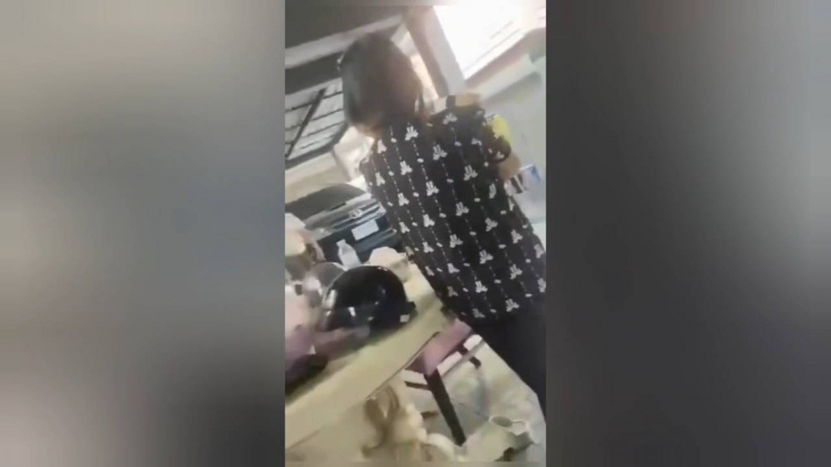 นนทบุรี คลิป วงการผ้าเหลืองฉาว เปิดศึกแย่งกันจะเอาภิกขุเป็นผัว จากกรณีผู้ใช้เฟซบุ๊กรายหนึ่ง โพสต์คลิป 2 สาวเปิดศึกปะทะคารม ปมสัมพันธ์เจ้าคณะตำบลบางขนุน เจ้าอาวาสวัดสักใหญ่ เหตุเกิดเมื่อวันศุกร์ที่ 6 ก.พ. 69 ที่ผ่านมา เมื่อวันที่ 19 ก.พ. 2569 ผู้สื่อข่าวลง