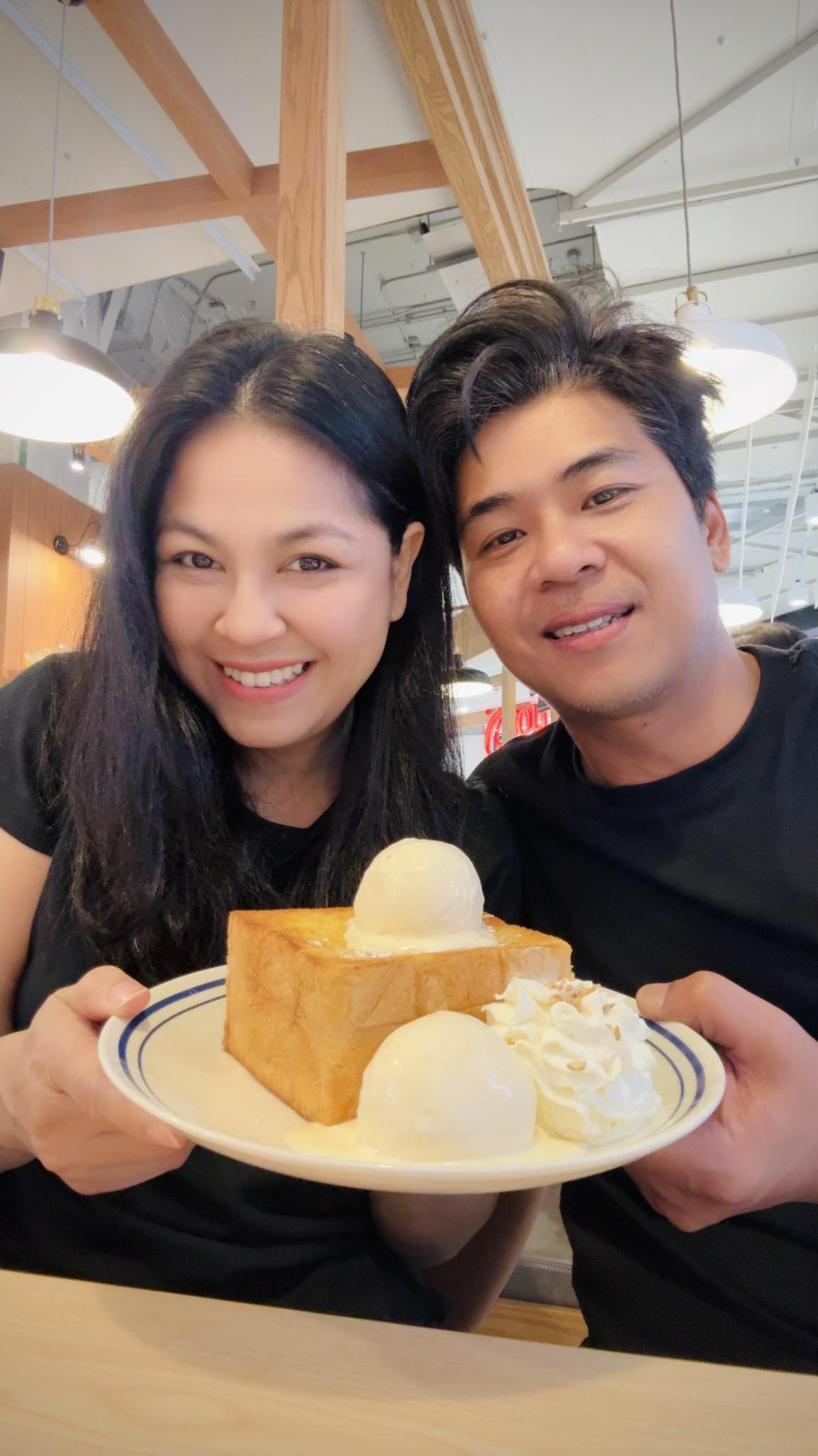 จอย ศิริลักษณ์