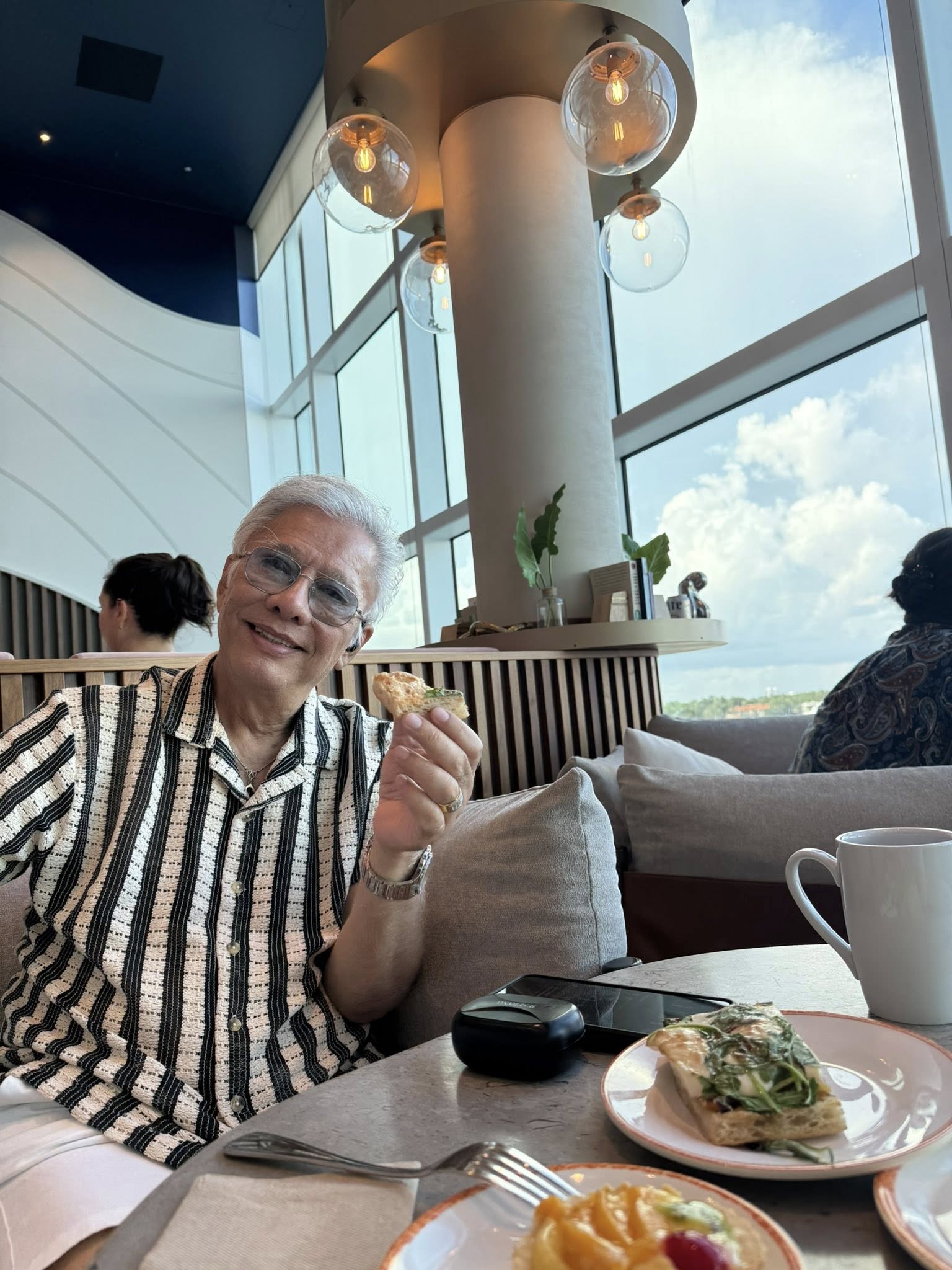 สุรชัย สมบัติเจริญ