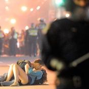 3. หน่มจูบแฟนสาวที่ล้มลงบนท้องถนน ขณะตำรวจปราบจลาจลเข้าเคลียร์สถานการณ์ตะลุมบอน หลังจบการแข่งขันสแตนลีย์ คัพ ที่แวนคูเวอร์ แคนาดา