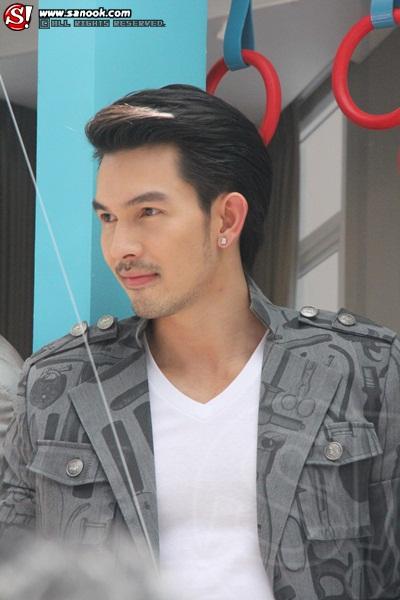 อั้ม อธิชาติ