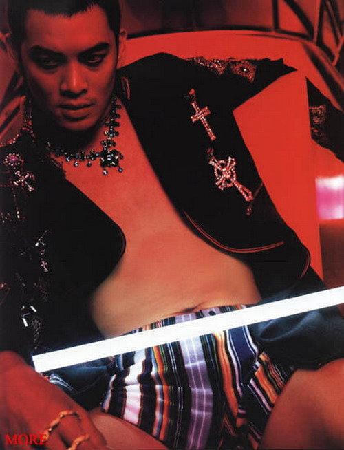 ชาคริต แย้มนาม