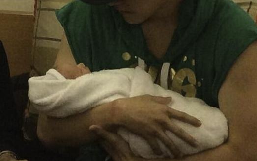 ไมค์ อุ้มแม็กซ์เวล ภาพจากแฟนเพจ Mike D. Angelo International fanpage