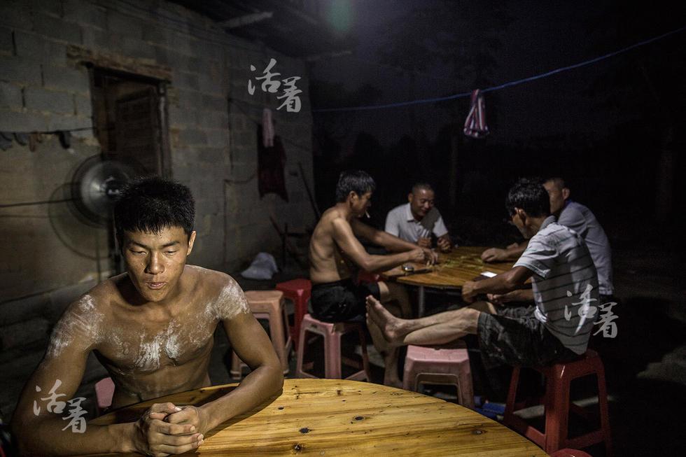 กรรมกรหุ่นแซ่บ