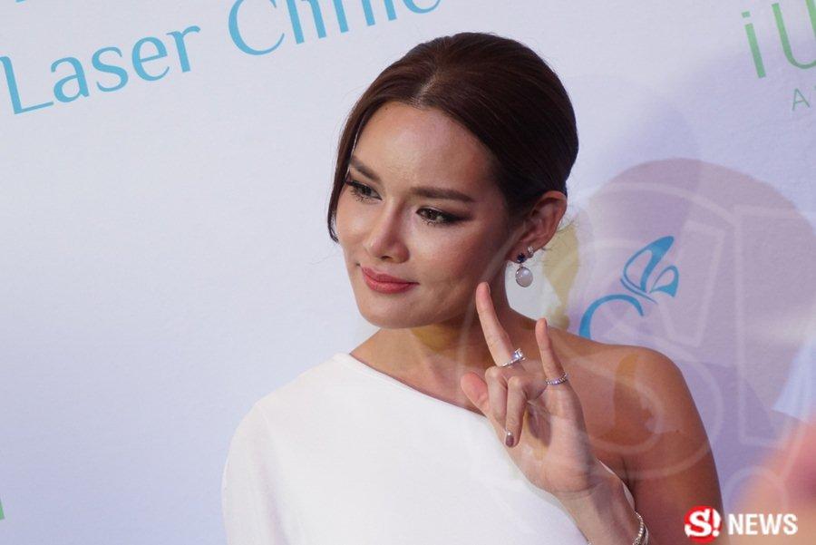 หญิง รฐา