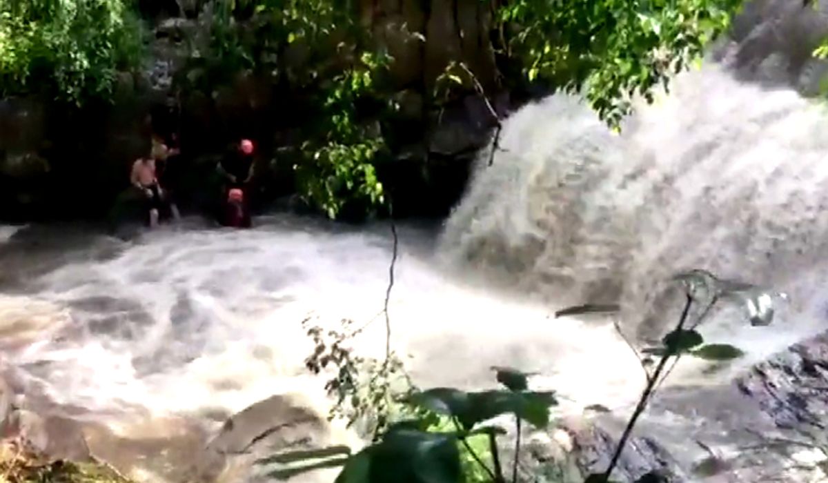 คลิปนาทีช็อก! นักมวยค่ายดังเที่ยวน้ำตก โดนน้ำป่าซัดจมดับต่อหน้าเพื่อน