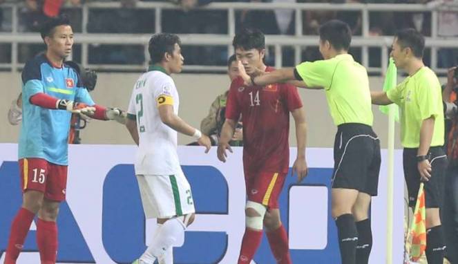 584847e31b55a-pemain-timnas-indonesia-benny-wahyudi-protes-ke-wasit-fu-ming_663_382