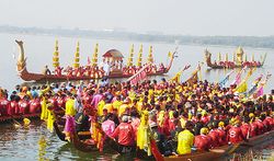 แข่งขันเรือยาวประเพณีชิงถ้วยพระราชทาน จ.พิจิตร