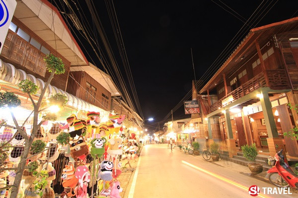 ถนนคนเดินกลางคืน ในเชียงคาน