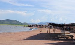 หาดทรายท้ายเขื่อนกระเสียว สวนน้ำธรรมชาติแห่งสุพรรณบุรี