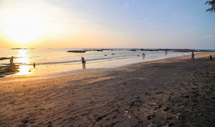 หาดทรายดำหาดนางทอง อันซีนแห่งเขาหลักพังงา