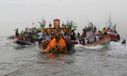 งานแห่หลวงพ่อปานทางเรือ ประเพณีสุดอลังการของชาวสมุทรปราการ