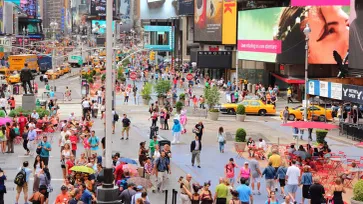 ท่องเที่ยว New York คืนชีพ นักท่องเที่ยวเดินเล่นย่าน Time Square โดยไม่ต้องใส่แมสก์