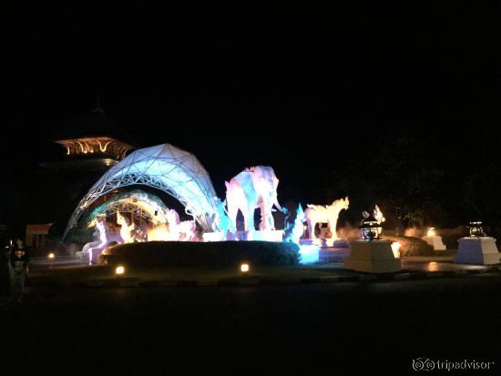 入園前的夜間動物造景，白天和夜晚應該有兩種不同的感覺吧！
