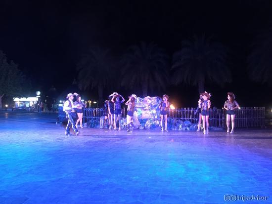 夜間動物園有歌舞還有牛仔表演
