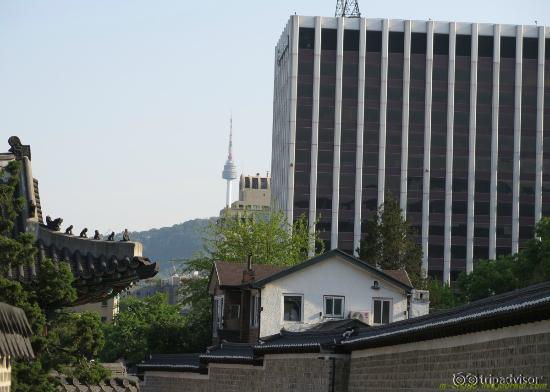 На выходе из музея, вид на вышку горы Намсан