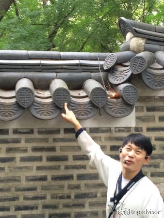 一位很負責任、會説中文的韓國人，他每天至少帶一團遊客，仍然賣力講後苑的點滴，值得稱讚他！