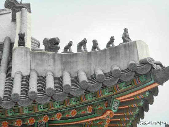 宮の屋根の魔除け像