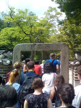 昌徳宮後苑（シークレットガーデン）英語ガイドツアーの様子