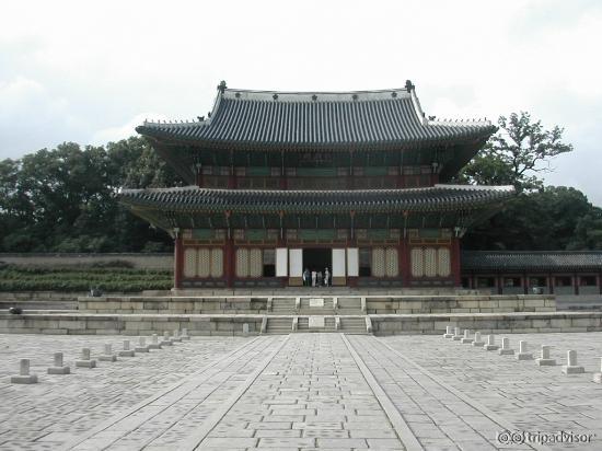 仁政殿から仁政門を見る