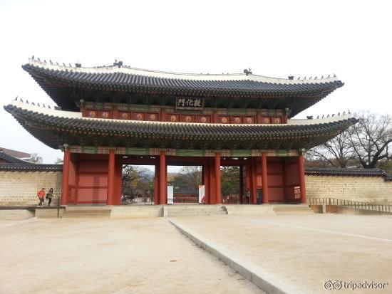 正面の入り口前