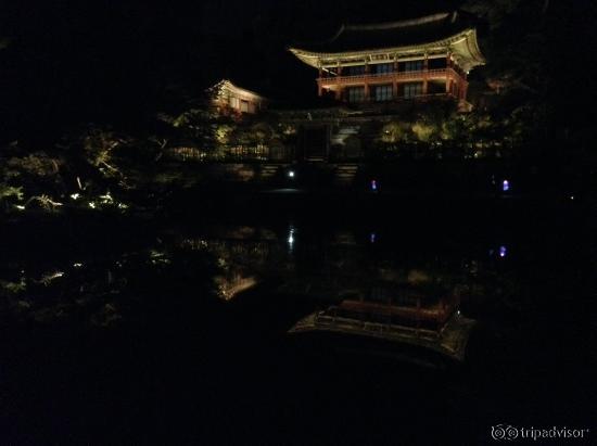 芙蓉池に映える宙合樓