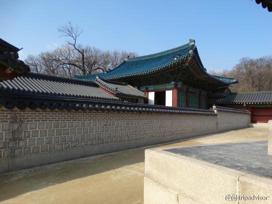 青い瓦屋根の宣政殿